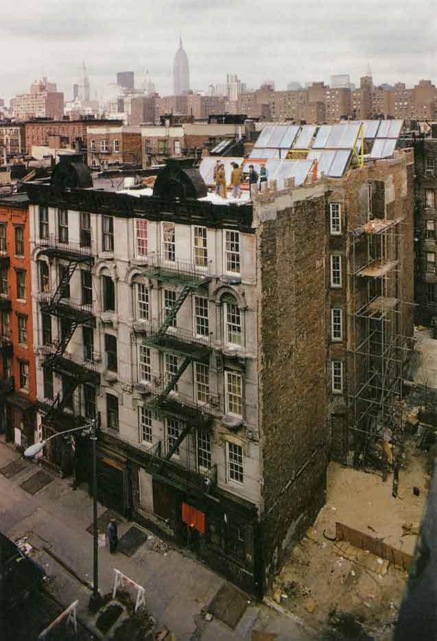 الألواح الشمسية لتوليد الطاقة الكهربائية مثبتة فوق سطح أحد المباني بنيويورك (1976م)، وتمثل أحد أمثلة الإستقلال عن الشبكات