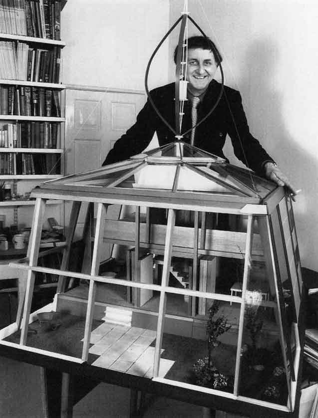 ألكسندر بيك مهندس إنجليزي ومدرس في جامعة كامبردج الإنجليزية خلف نموذج للمسكن المستقل الذي تم تصميمه من خلال البحث الذي أعد في جامعة كامبردج والذي موله المجلس العلمي للبحوث (1973 ـ 1974م)