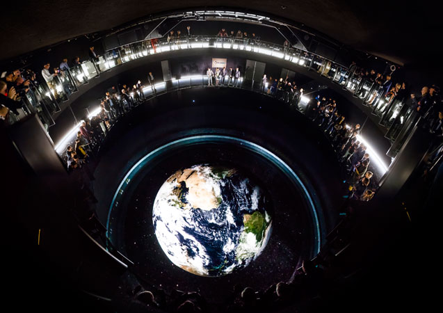 عروض الكرة الأرضية في مسرح الأرض وإطلالة الجمهور عليها من أعلى